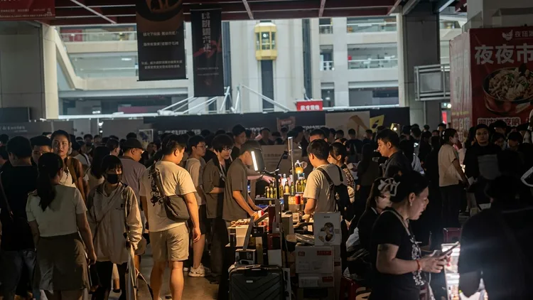民眾摸黑逛卡展看卡。翻攝畫面