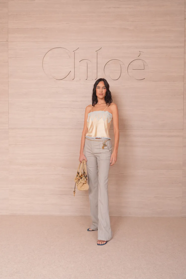 英國時尚指標亞歷姍鍾（Alexa Chung）現身Chloé秀場。品牌提供