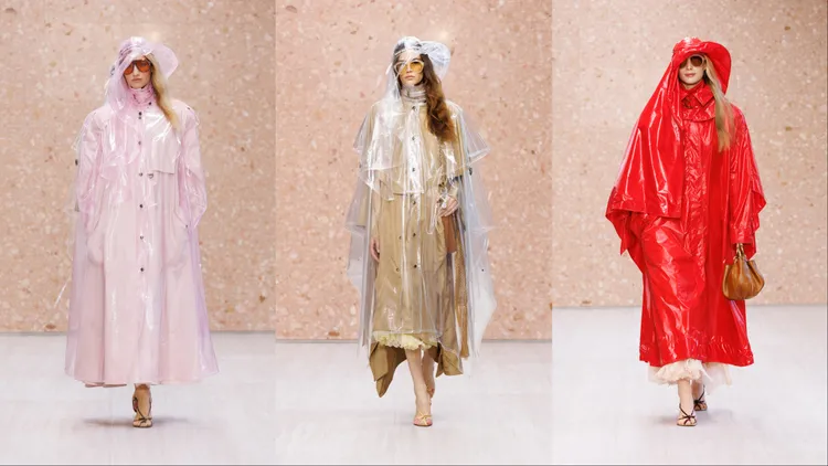 Chloé 2027春夏系列以寬大剪裁、帽子的搭配，呼應1950年代雨具設計。品牌提供