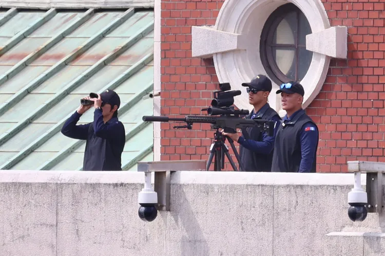 總統府頂樓安排狙擊手武裝待命。莊宗達攝