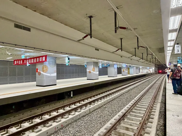 台南車站採新式無道碴道床軌道，不同以往石頭材質、改混凝土。莊偉祺攝