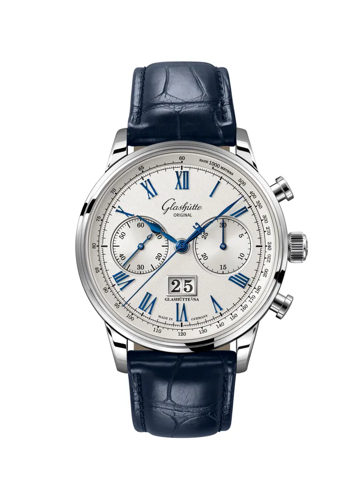 格拉蘇蒂原創Senator Chronograph腕錶，41mm不鏽鋼錶殼，電鍍銀色細微粒紋錶盤，藍色路易斯安那鱷魚皮錶帶、沙色合成材質錶帶、拋光與絲打磨不鏽鋼鍊帶，原廠自製Calibre 37-24自動上鍊機芯，動力儲存70小時，防水深度50米。品牌提供