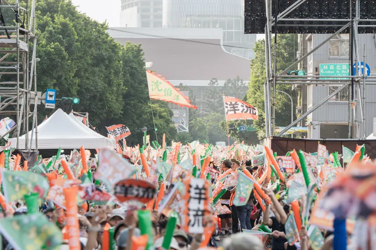人潮一度蔓延至中山北路口。沈伯洋競選辦公室提供