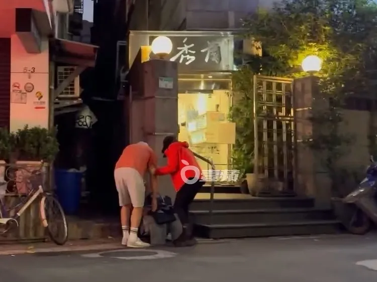林依晨、林于超夫妻倆合力將嬰兒車收好。特勤中心攝