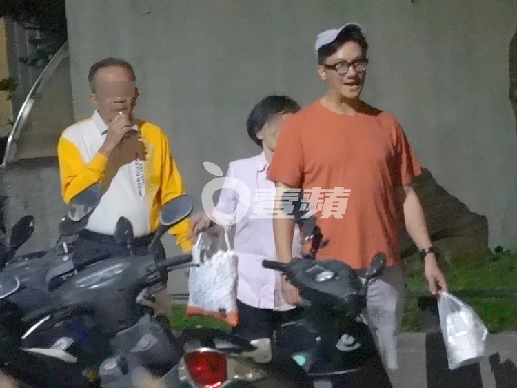 吃飽飯後，林于超（右）提著外帶與父母們散步回家。特勤中心攝