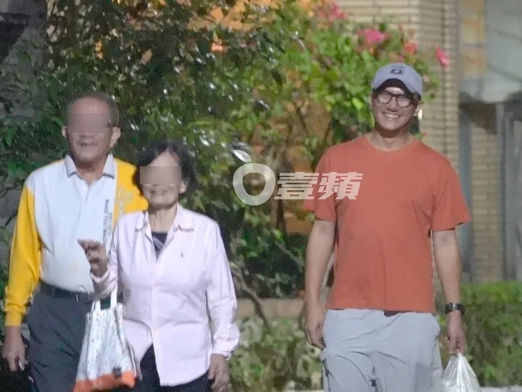 說著趣事，林于超與父母臉上都揚起笑容。特勤中心攝