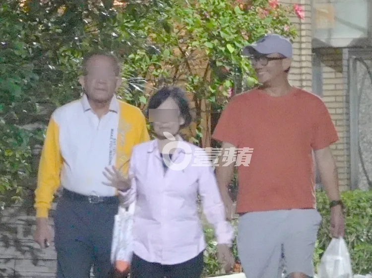 林于超（右）一邊走路一邊與父親閒聊。特勤中心攝