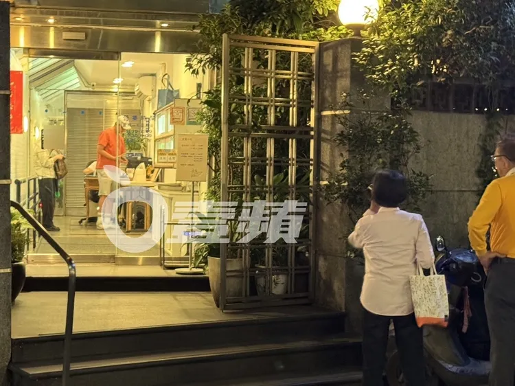林于超到櫃台結帳，父母則在餐聽外面等候。特勤中心攝