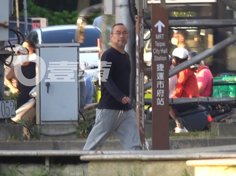 黃立成留著白髮和白鬍渣，看上去很低調。特勤中心攝