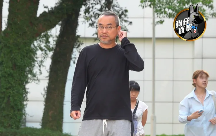 黃立成在信義計畫區頂級豪宅外散步，找友人喝咖啡聊生意經。特勤中心攝
