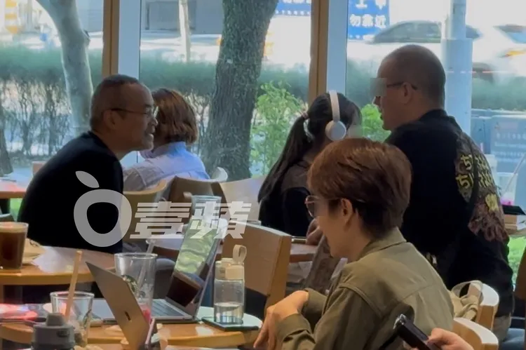 黃立成（左）與友人全程以英文溝通。特勤中心攝