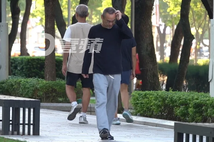 結束星巴克對談後，黃立成獨自離開，路上不時抓頭。特勤中心攝