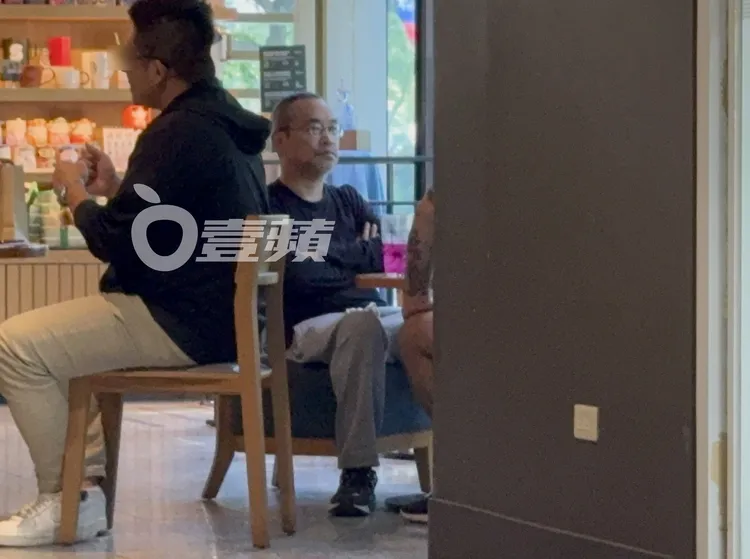 黃立成穿著休閒，在星巴克和友人談生意。特勤中心攝

