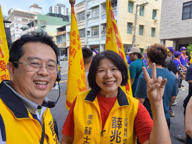 薛兆基妻子蘇士雅是知名作家、藝術治療專家，以自己的方式陪伴丈夫參選。翻攝畫面