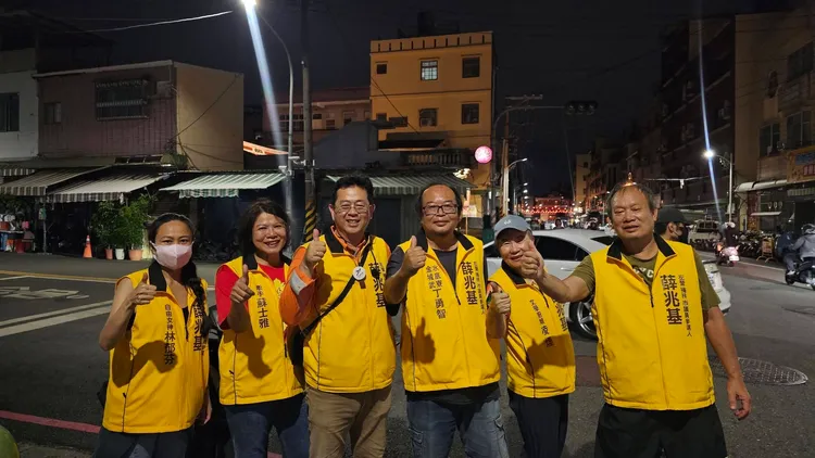 薛兆基與競選團隊。翻攝畫面