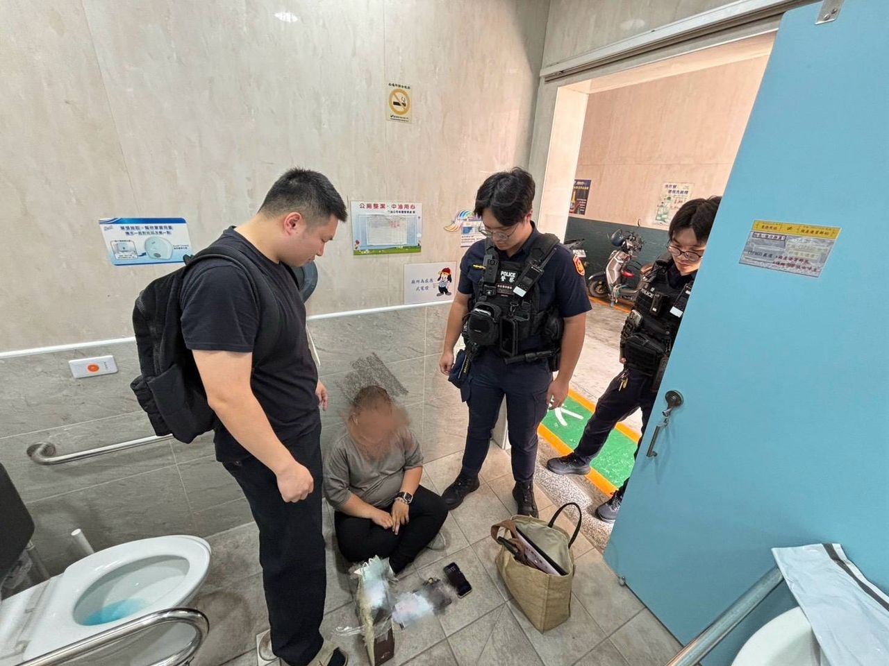 女車手躲廁所數錢開門見警嚇傻! 假交友真詐財遭被害人識破報警逮人