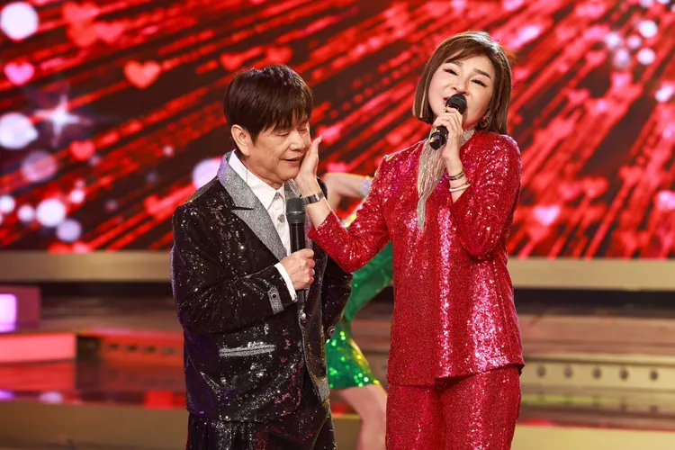 王彩樺（右）不按牌理出牌，突然呼黃西田巴掌。民視提供