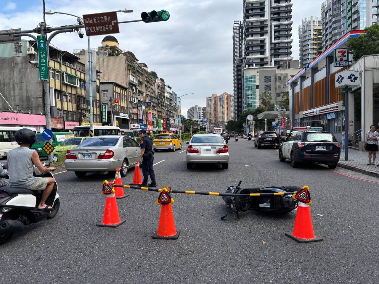 新店區公所前猛烈撞擊!趕上班轎車迴轉撞母子 4歲童內出血、母骨折