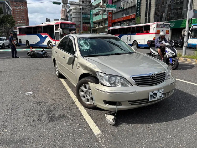 黃男的轎車車頭、擋風玻璃及後照鏡等多處毀損嚴重，可見當時撞擊力道之大。翻攝畫面