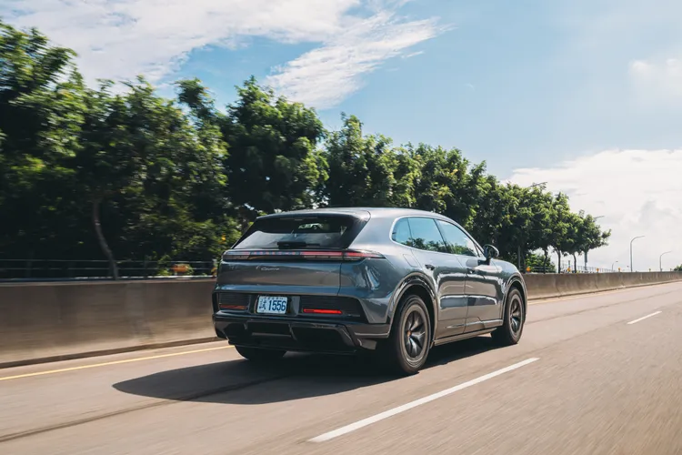 純電Cayenne標配氣壓懸吊及PASM系統，另可選配Porsche Active Ride主動車高控制系統，改善大型SUV的車身動態。業者提供