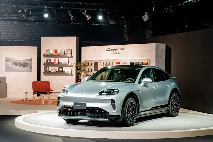 中階Cayenne S Electric馬力輸出在一般模式有544ps、Launch Control模式666ps，零百加速僅3.8秒完成。業者提供