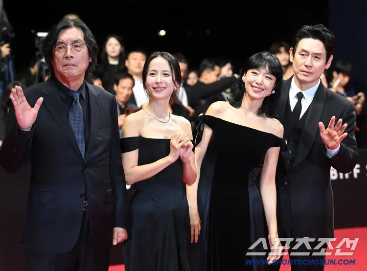 《假如愛有如果》導演李滄東（左起）率領曹汝貞、全度妍、薛景求走紅毯。翻攝朝鮮體育