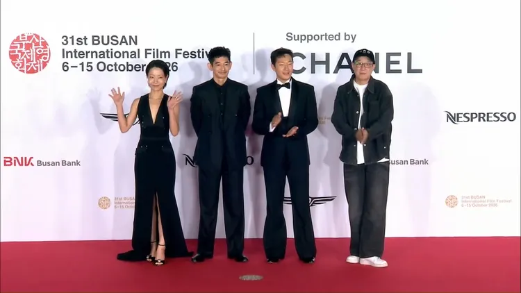 Netflix原創劇《罪藍之路》由韓峻熹（右起）執導，孫錫求與永山瑛太、金新綠主演。翻攝chzzk