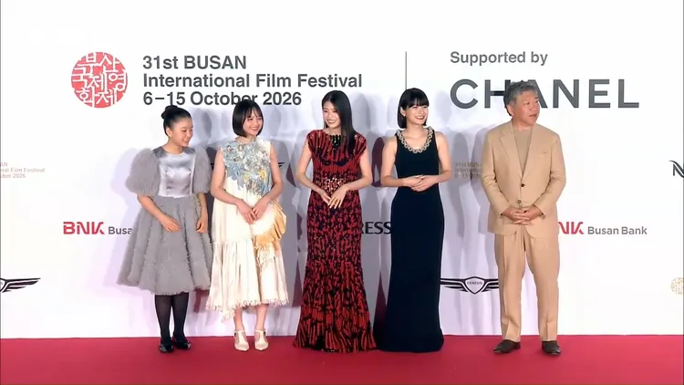 是枝裕和（右起）帶著真人版《驀然回首 》蒔田彩珠、出口夏希走紅毯。翻攝chzzk
