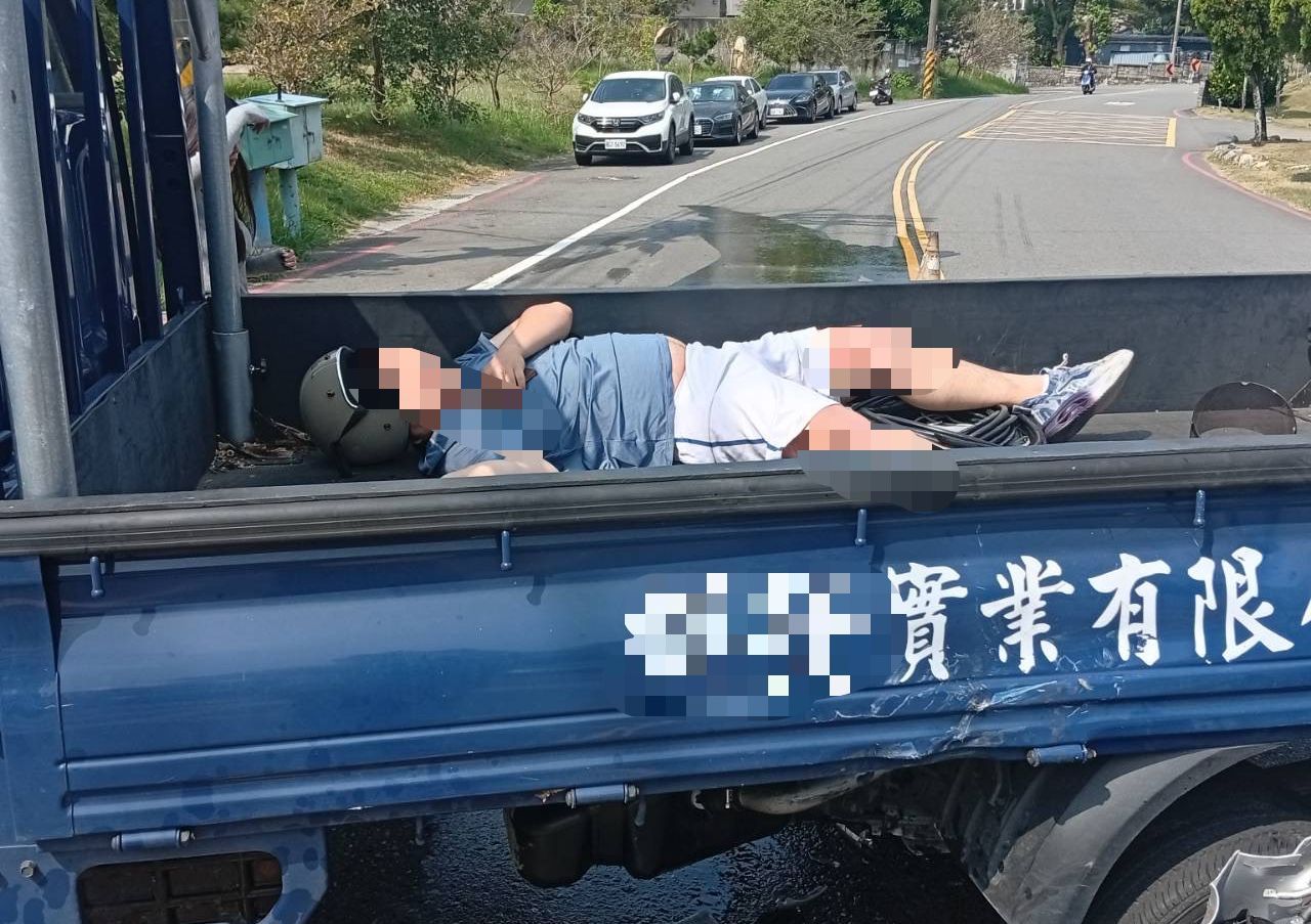 男騎士下坡猛撞貨車! 神奇彈飛上貨車斗手腳骨折送醫