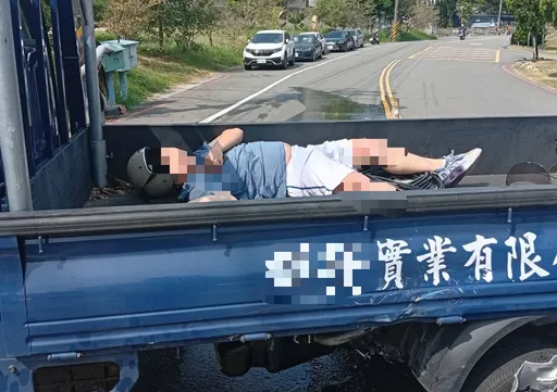 男騎士下坡猛撞貨車！　神奇彈飛上貨車斗手腳骨折送醫