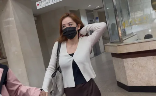 三顧美女法務長出庭　涉洩密不認罪！氣質優雅戴口罩也吸睛