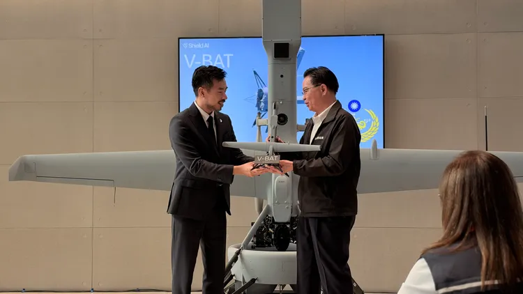 Shield AI已與合作夥伴漢翔共同完成首架V-BAT垂直起降監偵無人機交付台灣海洋委員會海巡署，未來數月預計陸續交付共12架。公司提供