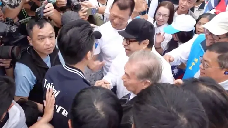 蔣萬安與蔡康永握手開心交談。圖取自蔣萬安YT直播