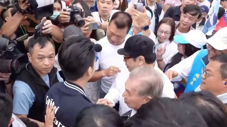 蔡詩萍拉著蔡康永的白衣衣袖。圖取自蔣萬安YT直播
