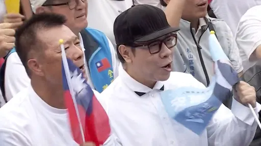 蔡康永做好做滿！脫黑西裝露白衣、揮旗喊口號　還跟講萬安握手比讚
