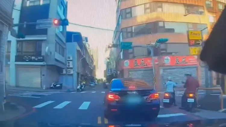 小客車闖紅燈。翻攝畫面