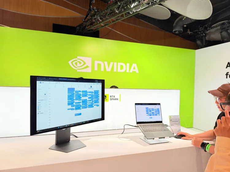 NVIDIA現場以RTX Spark筆電展示「AI Chief of Staff」應用，搭配行事曆畫面，呈現AI代理協助處理日常行程與工作安排的使用情境。趙筱文攝