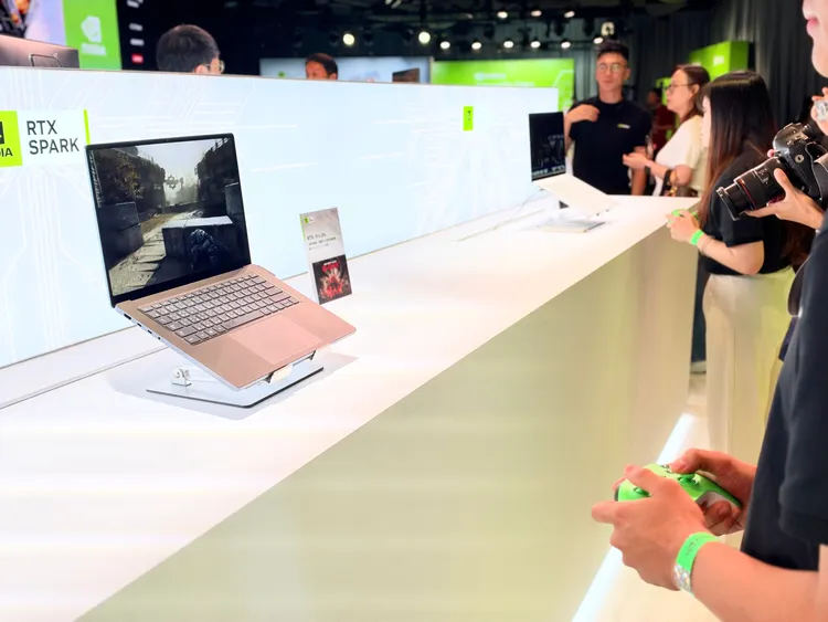 NVIDIA現場展示RTX Spark筆電遊戲體驗，參觀者透過手把試玩，呈現輕薄機身也能執行3A遊戲的應用情境。趙筱文攝