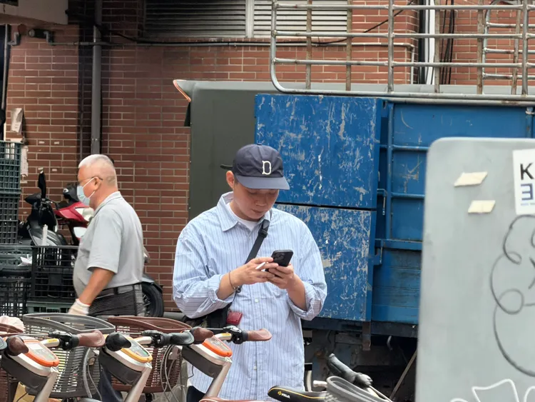民眾直接在永樂市場門口吸煙。距離負壓吸煙室步行僅需1分鐘。壹蘋新聞網攝