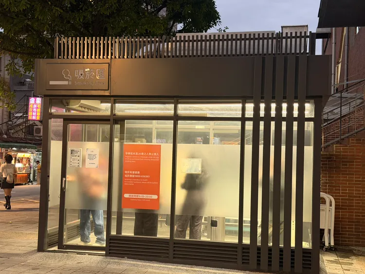 北市府設立的負壓吸煙室附近沒有任何煙味，效果相當好。壹蘋新聞網攝
