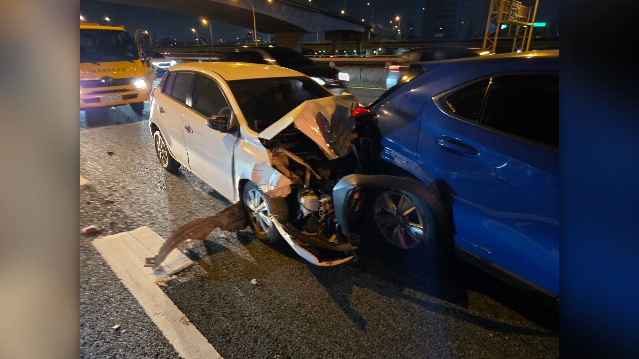 收假日國1南31.3K汐五高架3車連撞5人傷 現場慘狀曝光