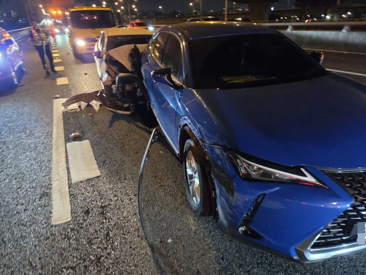 國道1號汐五高架3車追撞。翻攝畫面