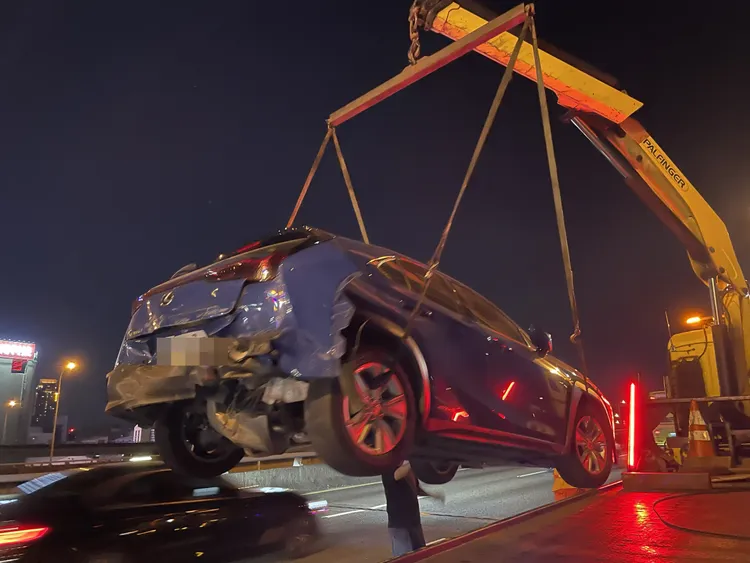 拖吊車到場排除。翻攝畫面