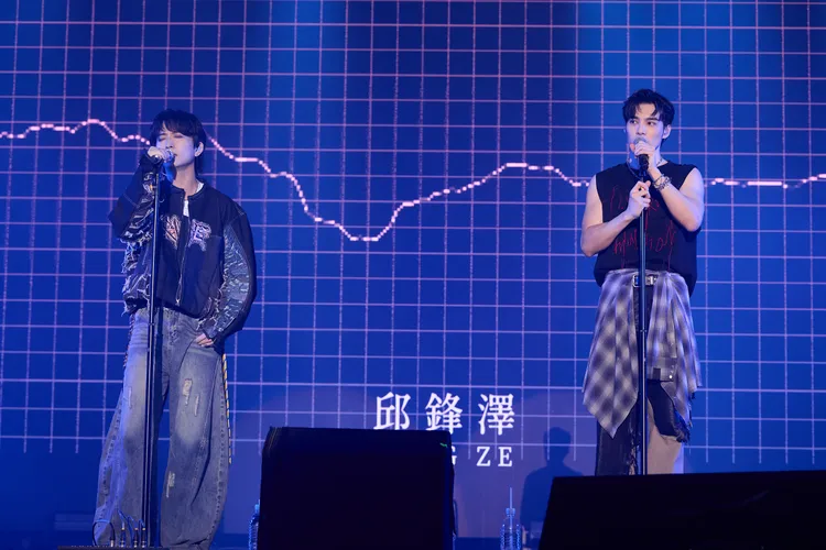 邱鋒澤（左）與黃偉晉演出一半還衝下舞台與粉絲互動。CJ ENM Hong Kong Ltd.提供