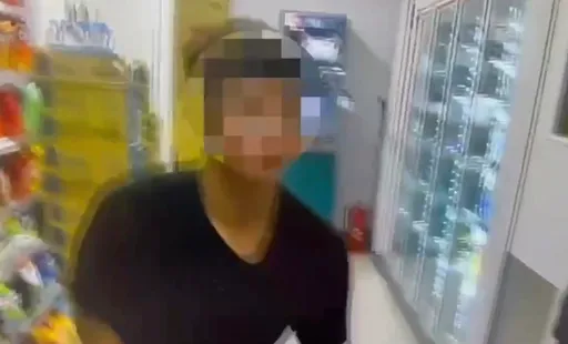 黑衣男寧夏夜市當街掏槍還自拍！彈匣掉地嚇壞路人　真相竟是「生存遊戲」