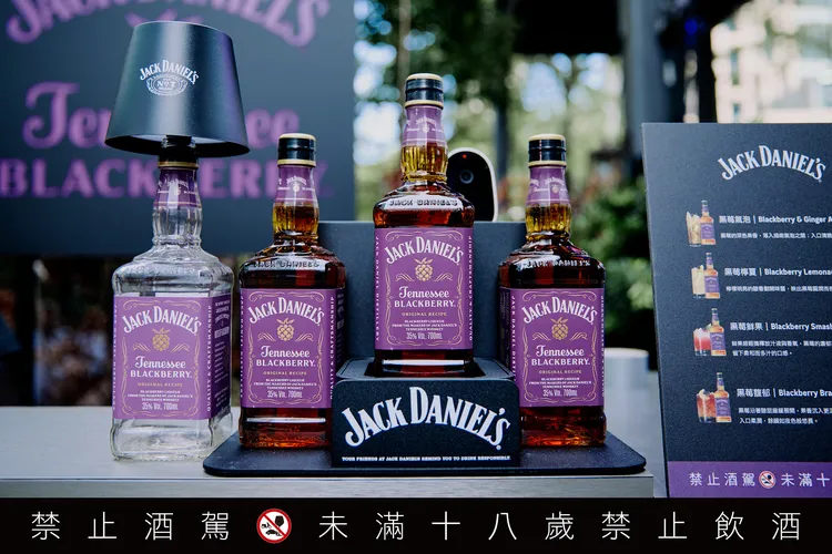 傑克丹尼田納西黑莓風味融合黑莓利口酒與田納西威士忌。業者提供