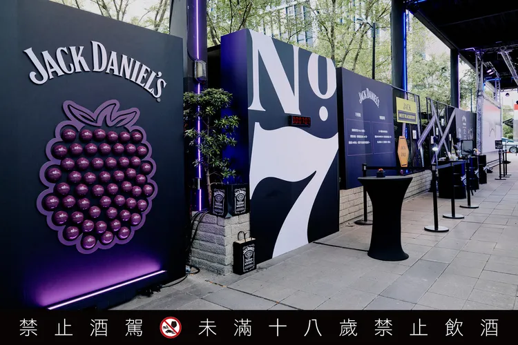 黑莓造型牆與No.7主題牆並列，現場設有7秒挑戰互動遊戲。業者提供