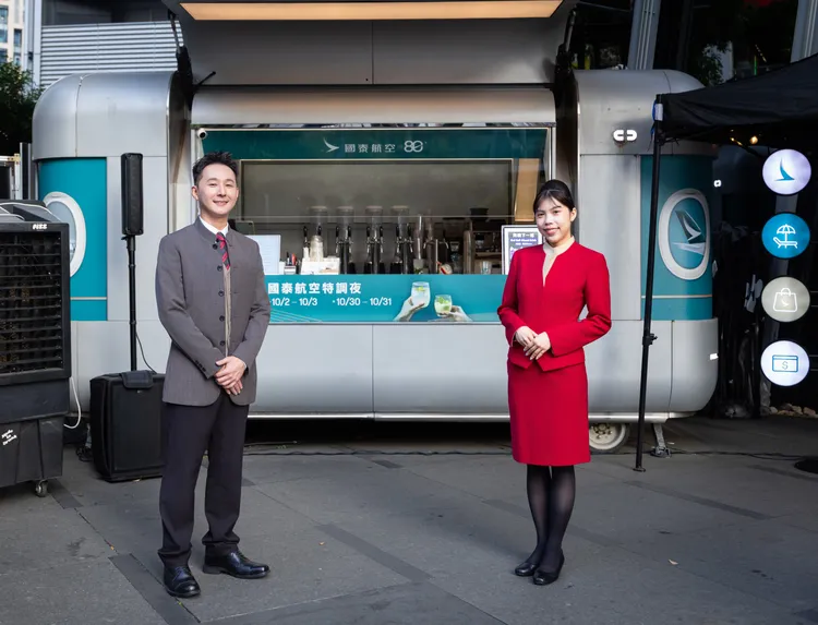 慶80週年於北市信義區打造期間限定快閃酒吧。國泰航空提供