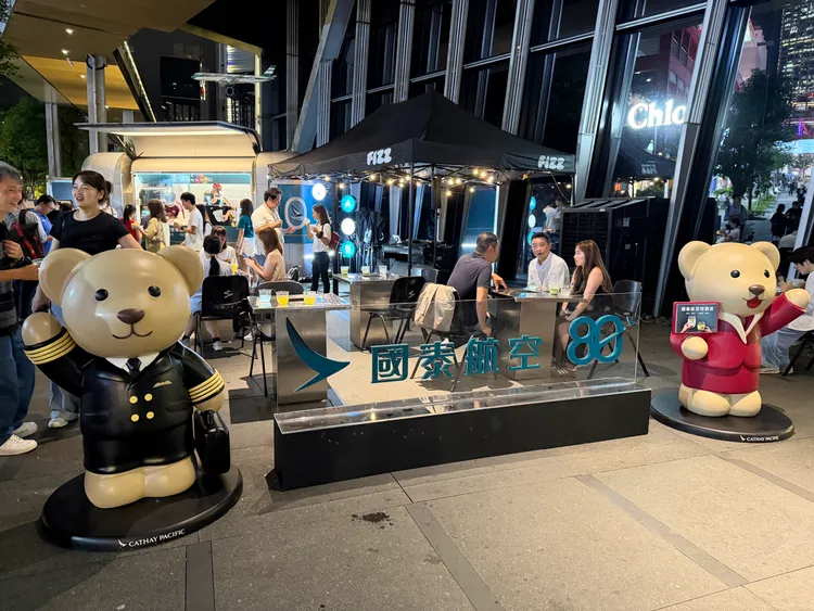 活動現場同步以港風音樂營造派對氛圍，國泰航空經典制服小熊也現身。莊偉祺攝