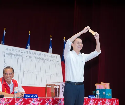 新竹縣長選舉號次抽籤　鄭朝方1號、徐欣瑩2號